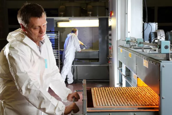 Bild: Carbon Infrarot-Ofen verbessert den Korrosionsschutz auf Schrauben