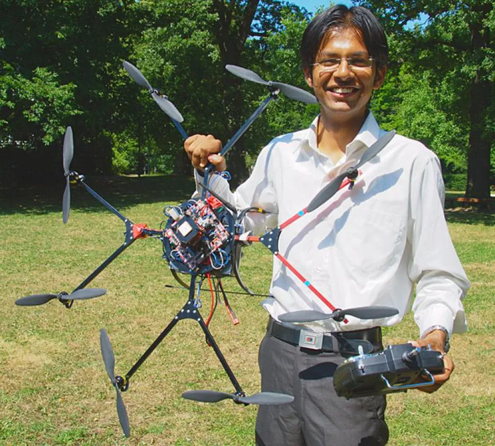 Der indische Gaststudent Ankur Bansal präsentiert den von ihm zusammengebauten Multikopter an der Hochschule Harz.