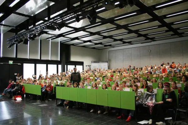 Bild: Nach der Sommerpause entdecken Junior-Studenten der KinderHochschule die Geheimnisse des Computers
