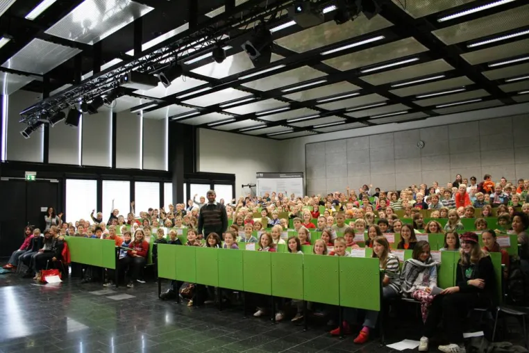 Bild: Nach der Sommerpause entdecken Junior-Studenten der KinderHochschule die Geheimnisse des Computers