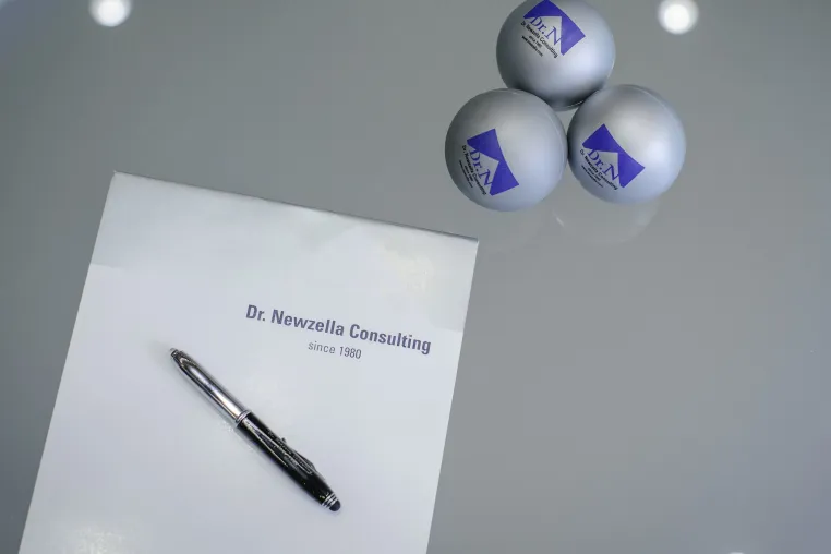Die Dr.-Newzella-Vergütungsstudien sind ein Muss für EntscheiderInnen in der deutschen Pharmaindustrie! Bild: Die Dr.-Newzella-Vergütungsstudien sind ein Muss für EntscheiderInnen in der deutschen Pharmaindustrie!