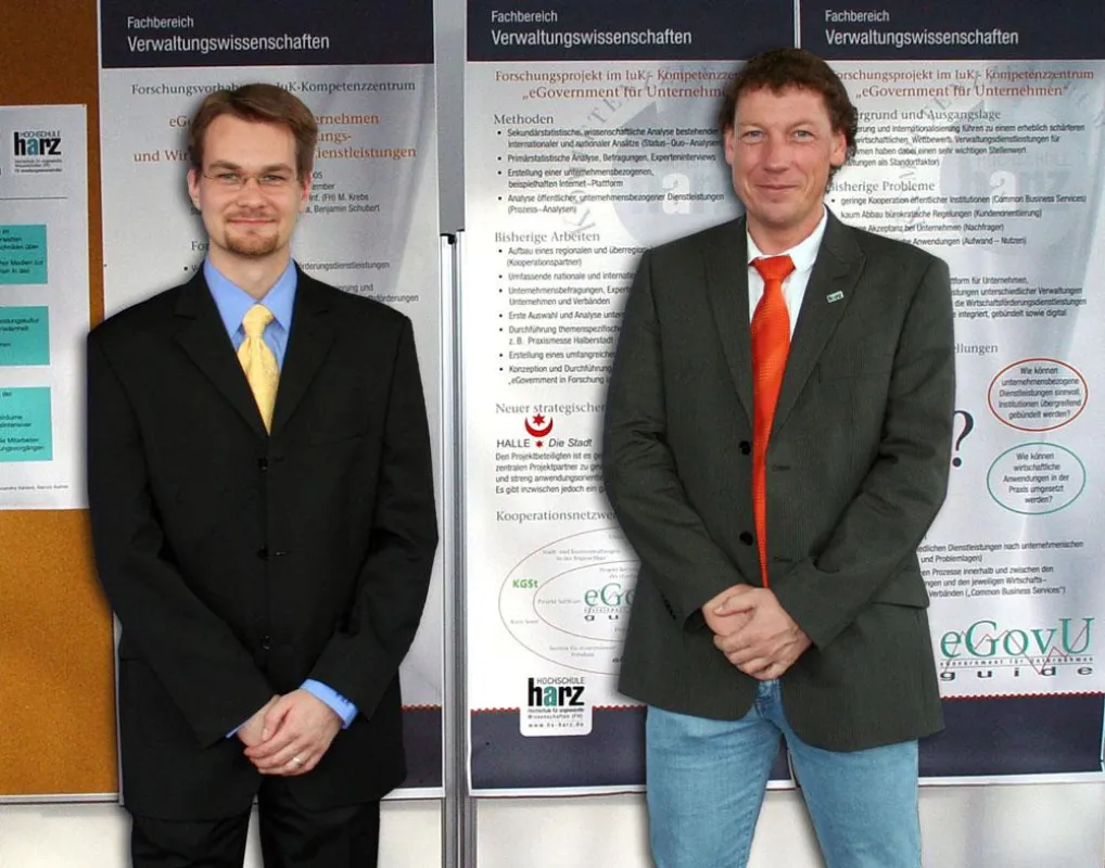 Praxismesse-Veranstalter Dekan Prof. Dr. Jürgen Stember (r.) mit Projektmitarbeiter und Mit-Organisator André Göbel (l.)