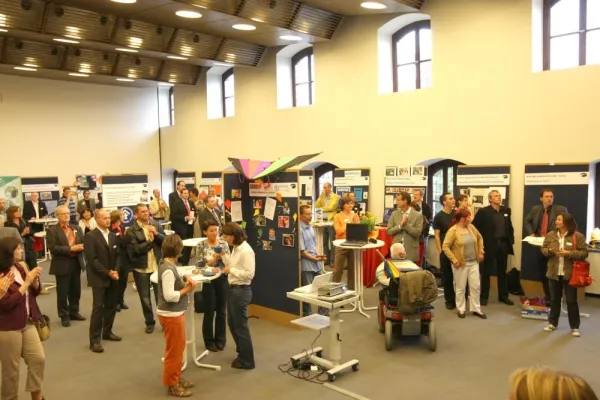 Bild: Viele gute Geschäfte auf der Projektbörse der Aktion „Brücken bauen - Unternehmen engagieren sich“