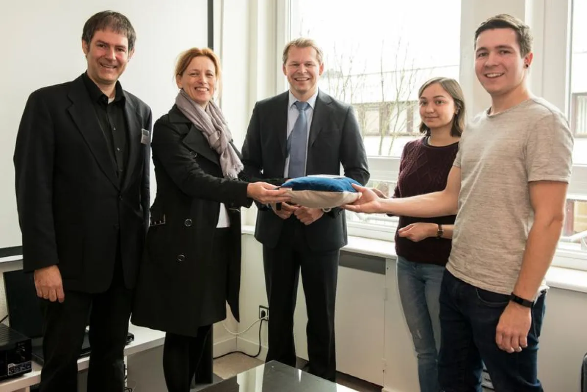 Schlüsselübergabe an Studierende der FH Wedel, v.l. Prof. Hoffmann, Ministerin Prien, Prof. Harms, Frauke Jörgens, André Höhnke (FH Wedel)