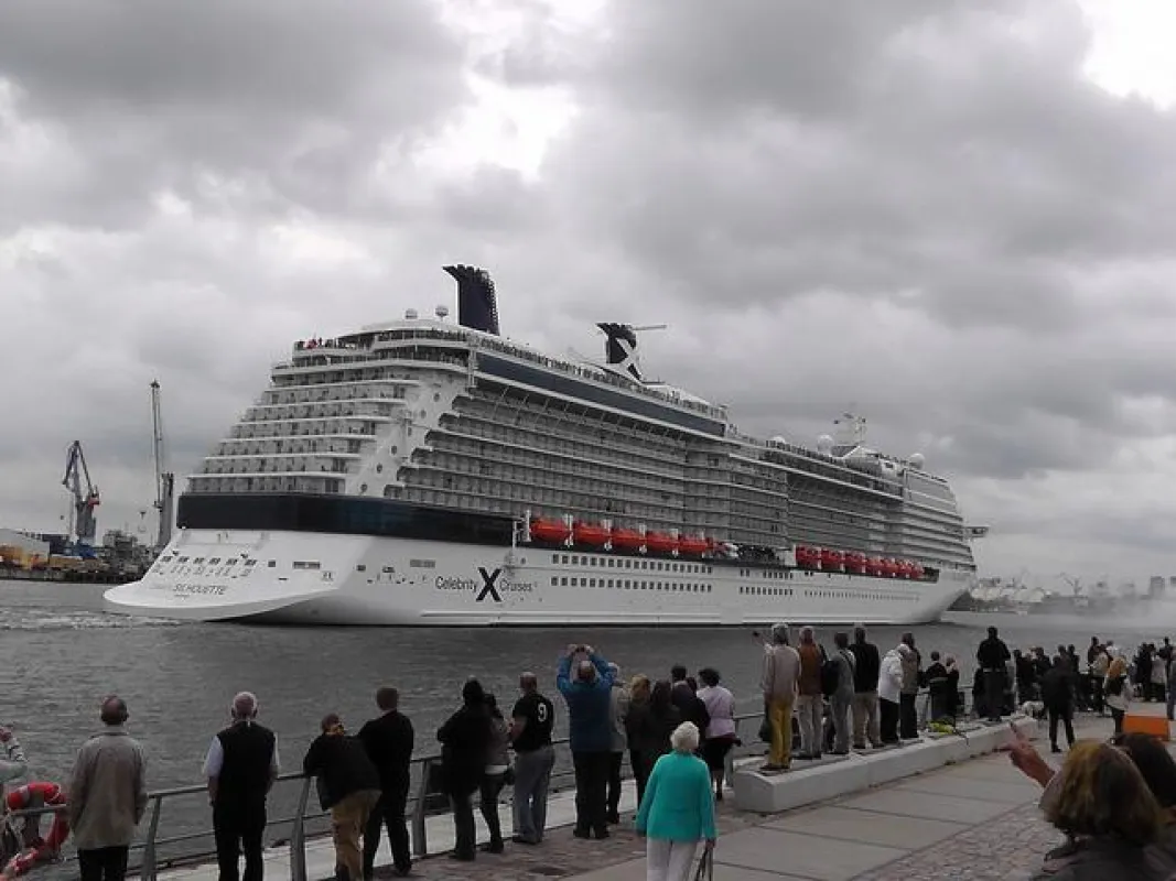 Die Celebrity Silhouette startet ihre Jungfernfahrt nach der Taufe in Hamburg