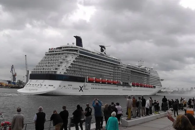Bild: Taufe der Celebrity Silhouette in Hamburg