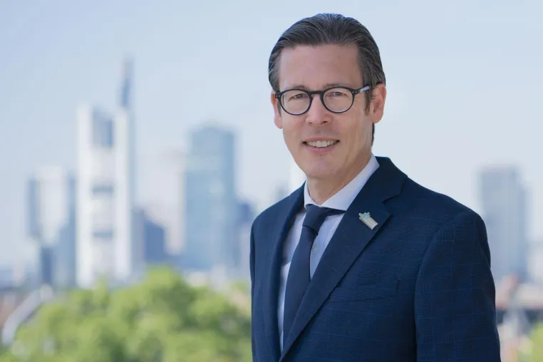 Bild: Zweite Amtszeit von Hochschul-Präsident Prof. Dr. Dievernich: „Diamanten zum Funkeln bringen“