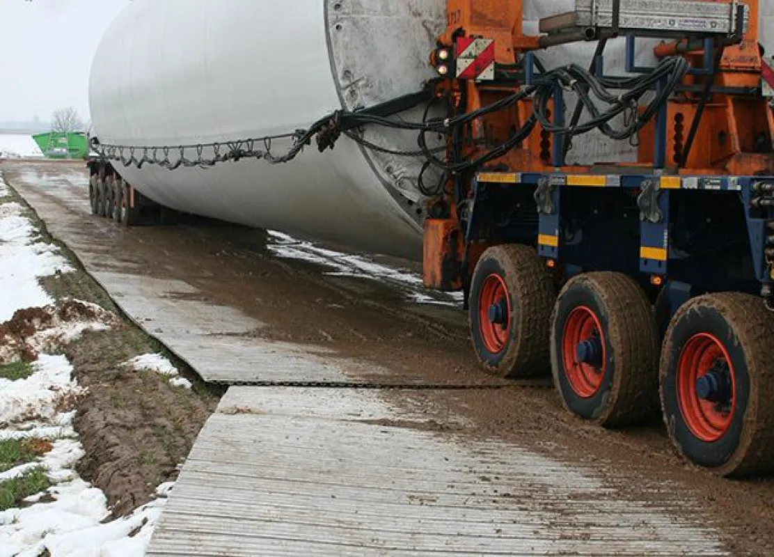 eps: HD Panel ermöglichen Rangierarbeiten bei Schwerlasttransport