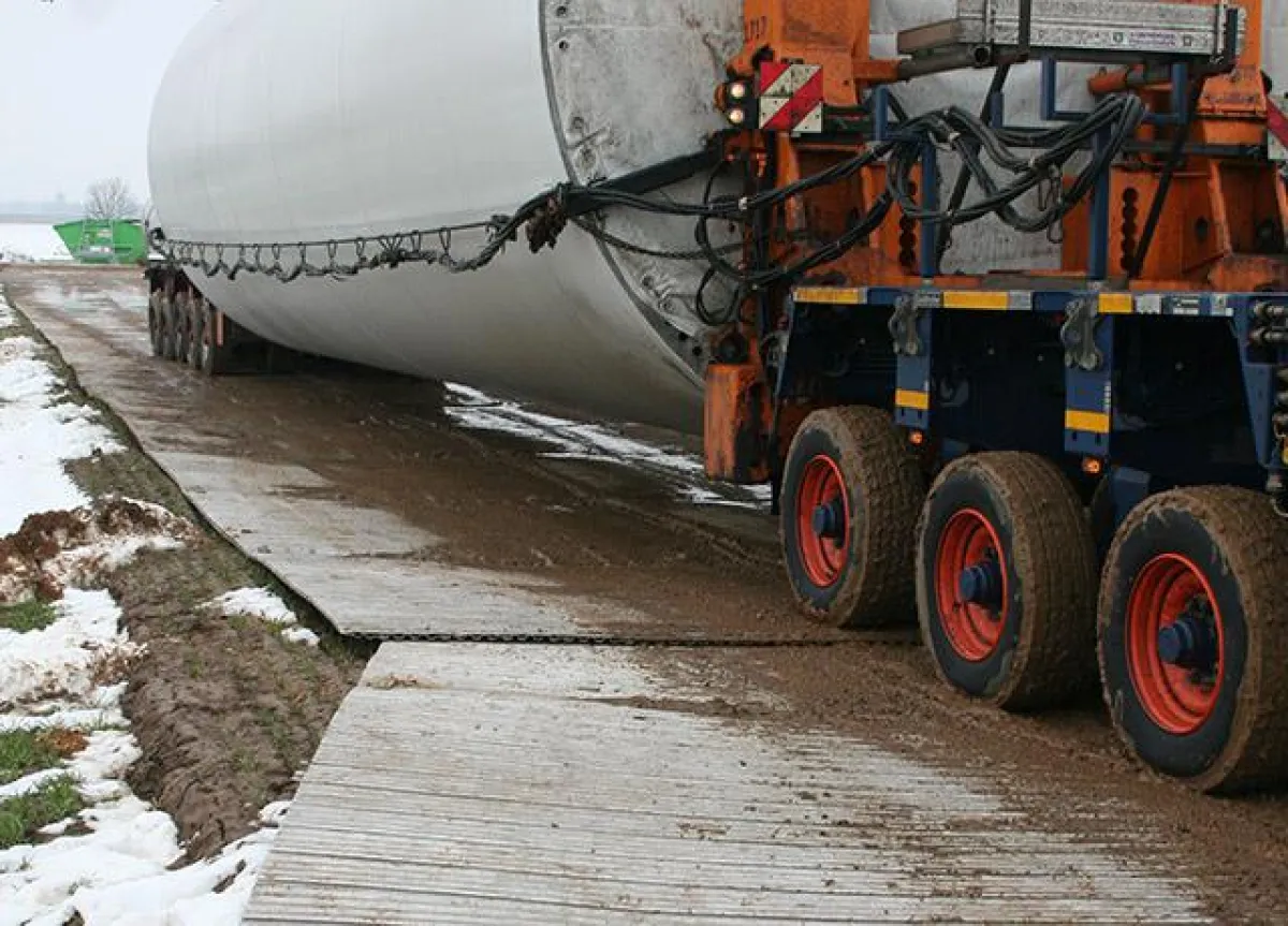 eps: HD Panel ermöglichen Rangierarbeiten bei Schwerlasttransport