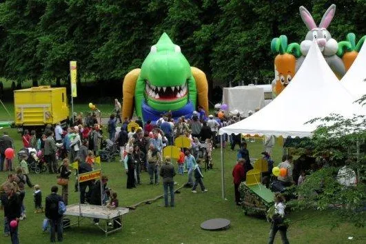 Bild: Muttertag mit der ganzen Familie im Schloßpark