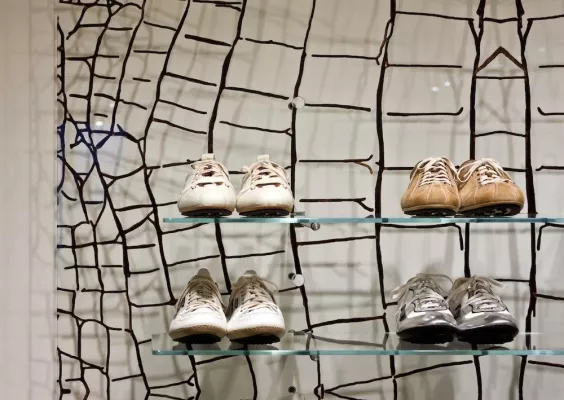 Bild: Flexibles Flächendruckverfahren ermöglicht kreatives Re-Design der Werdich-Schuhhäuser