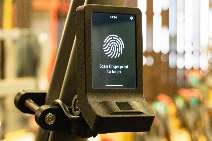 Bild: Die QOC Technologie GmbH revolutioniert Gabelstapler-Sicherheit mit biometrischen Zugangssystemen