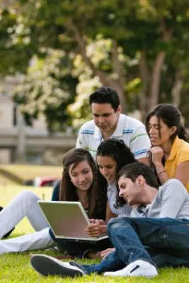 Fachhochschulstudium – praxisbezogen und an Erwartungen des Arbeitsmarktes ausgerichtet Bild: Fachhochschulstudium – praxisbezogen und an Erwartungen des Arbeitsmarktes ausgerichtet