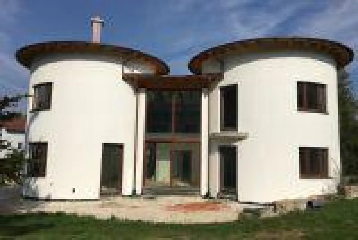 In Ingolstadt entstand ein Wohnhaus, bei dem gänzlich auf rechte Winkel verzichtet wurde (Foto: Bauunternehmung Hammerer).