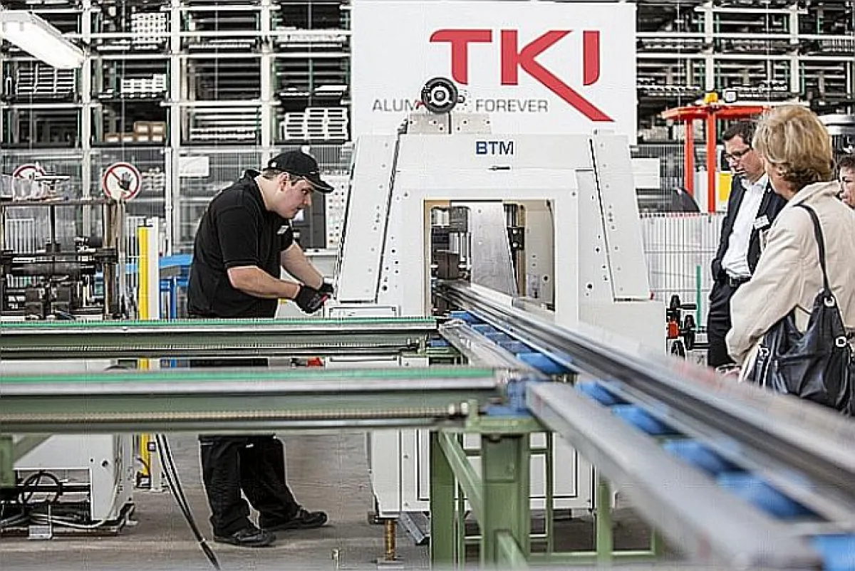 TKI-Mitarbeiter Bastian Scherf verrollt die Aluminium-Halbschalen mit den Kunststoff-Isolierstegen