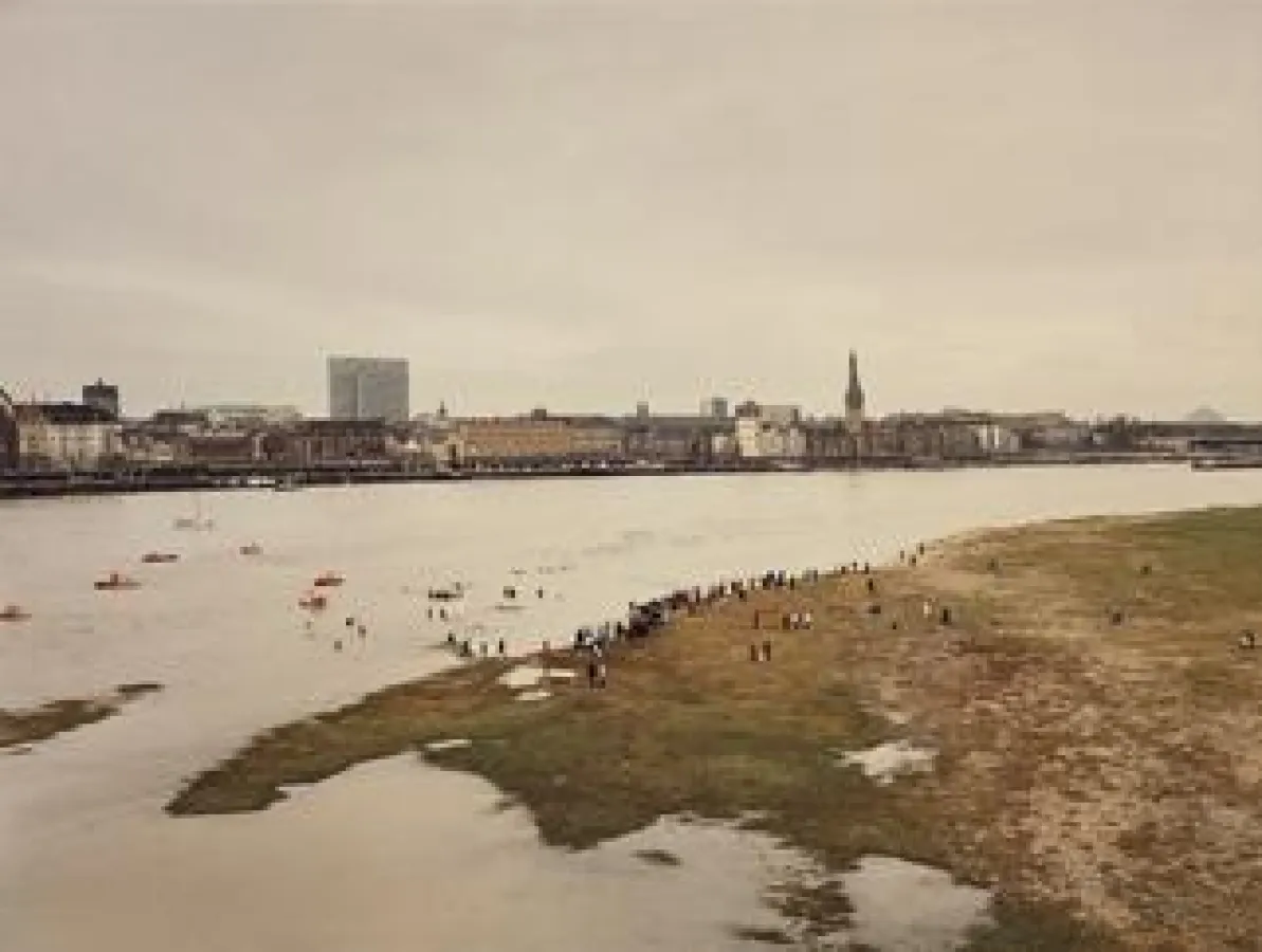 Andreas Gursky, Neujahrsschwimmer Düsseldorf, 1988, Farbphotographie, 58,3 x 78 cm, Courtesy Monika Sprüth, Philomene Magers, VG BILD-KUNST Bonn, 2006