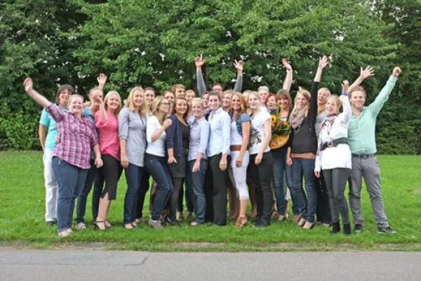 Bild: 25 Schülerinnen und Schüler der Physiotherapieschule Damp bestehen ihr Staatsexamen