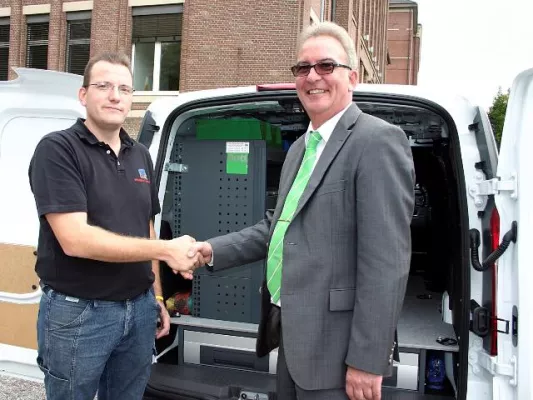 Beginn der Testphase: bott übergibt das fertig eingerichtete Fahrzeug an Elektrohandwerker zum Produkttest. Bild: Beginn der Testphase: bott übergibt das fertig eingerichtete Fahrzeug an Elektrohandwerker zum Produkttest.