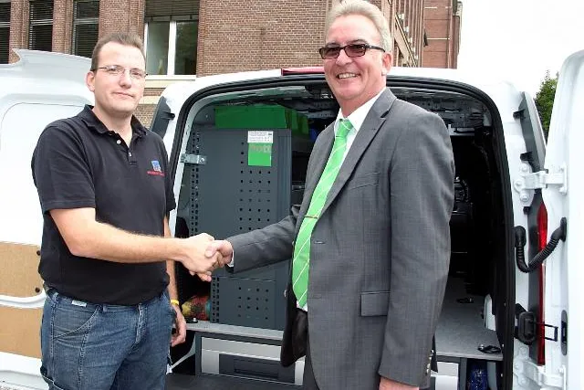 Beginn der Testphase: bott übergibt das fertig eingerichtete Fahrzeug an Elektrohandwerker zum Produkttest. Bild: Beginn der Testphase: bott übergibt das fertig eingerichtete Fahrzeug an Elektrohandwerker zum Produkttest.