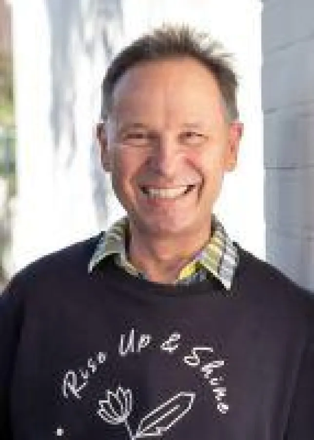 Dr. Eugen Schabel, Facharzt für Kleintiere, führt die Kleintierpraxis Dr. Schabel in Neuss.