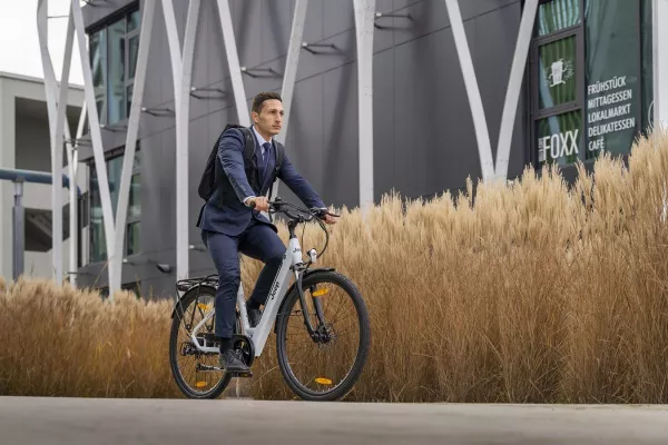 Bild: Für Herbst-Touren und Business Look geeignet - das neue Jeep Trekking E-Bike mit tiefem Einstieg