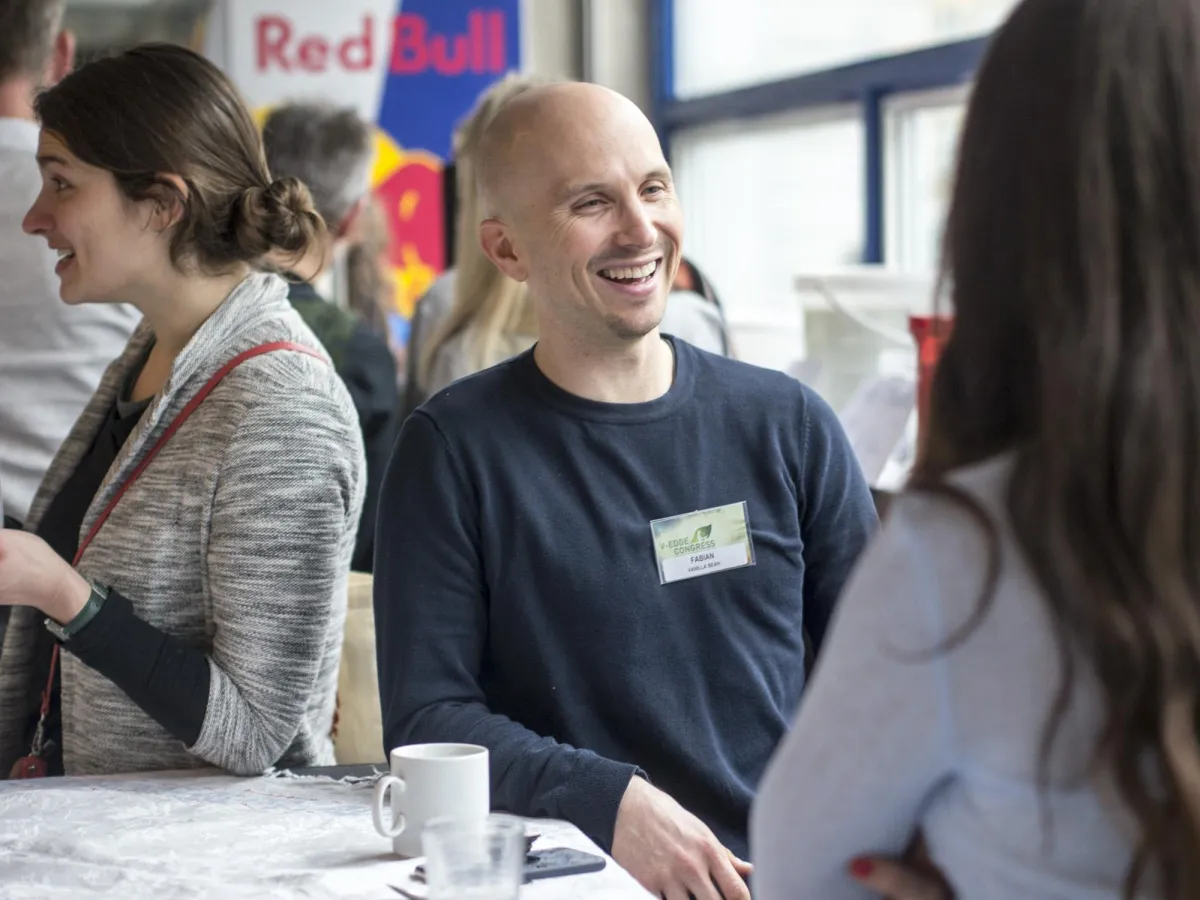 Vanilla Bean Gründer unterhält sich mit Gästen während einer der Pausen