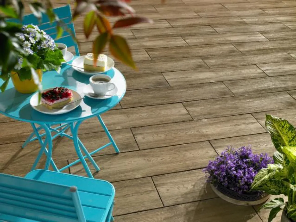 Die Terrassenplatte Bradstone-LogPlank wirkt durch die gemaserte Oberfläche wie echte Holzdielen