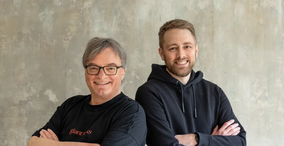 Gründer und Inhaber Dr. Friedwart Maria Rudel (links) und Geschäftsführer Marius Wellbrock (© Tristan Vankann)