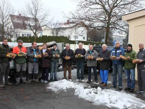 Stiftung Liebenau spendet Brennholz für das Quartier Galgenhalde Bild: Stiftung Liebenau spendet Brennholz für das Quartier Galgenhalde