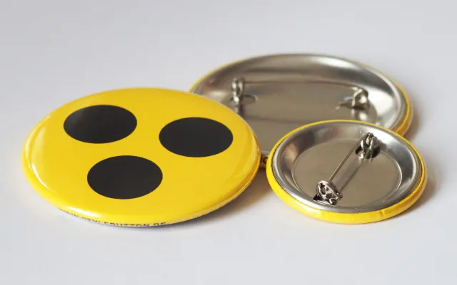 Bild: Sicherheitsverschluss: Die neue Befestigung von stylebutton.de verhindert den Verlust von Blindenansteckern