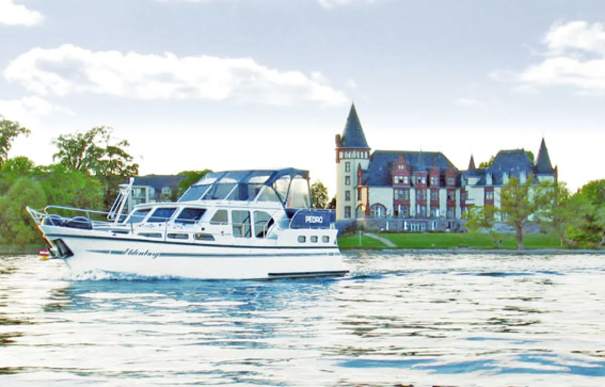 Ein Schiff vor Schloss Klink