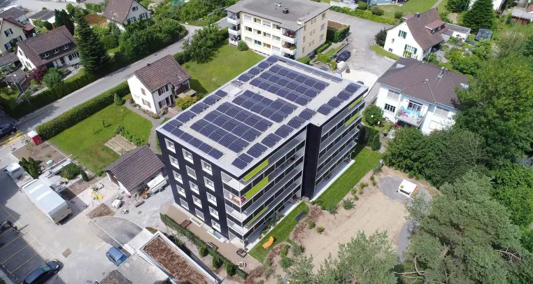 Bild: Autarkie auf eidgenössische Art: Eigenversorgung im Mehrfamilienhaus mit 78-kWh-Speicher von E3/DC