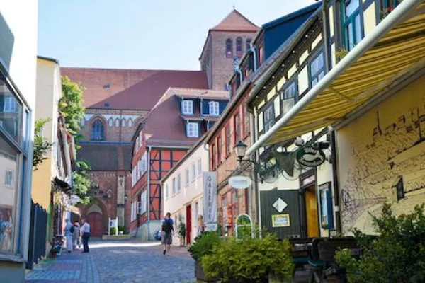 Bild: Zwischen Backsteinidyllen und maritimer Baukultur: Stadterleben in der Seenplatte
