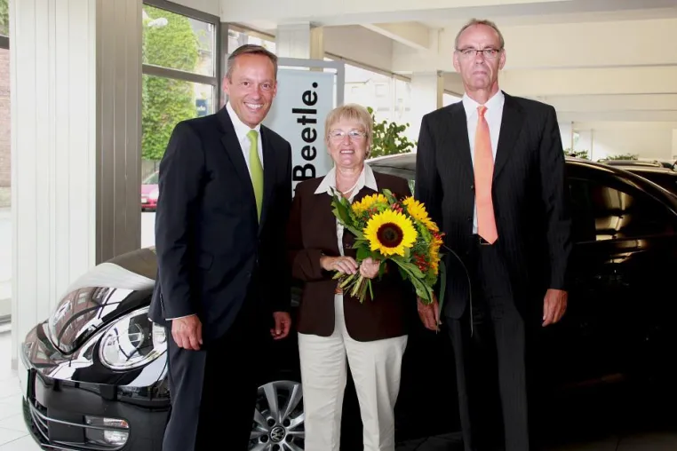 Kundin der Volksbank Mittelhessen gewinnt VW Beetle Bild: Kundin der Volksbank Mittelhessen gewinnt VW Beetle