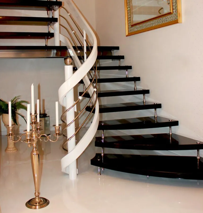 Freitragende Bolzentreppe mit einem Geländer aus Edelstahl und Holz