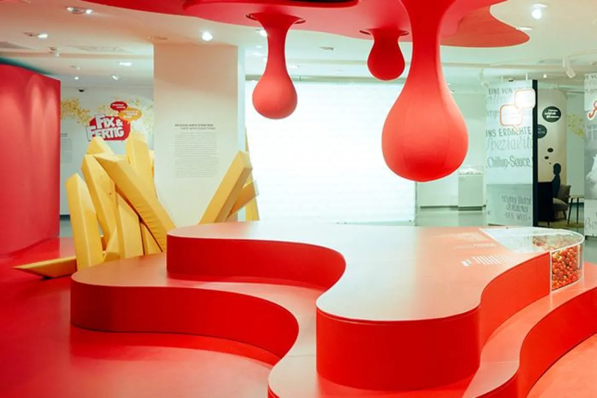 Das Geheimnis liegt in der Soße: Das Deutsche Currywurst Museum in der Schützenstraße 70 inszeniert die vielfältigen Aspekte der beliebten Currywurst in einer einzigartigen und erlebnisreichen Ausstel