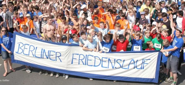 Bild: Für den Frieden laufen - 5. Berliner Friedenslauf am 25. Juni 2010 am Brandenburger Tor/ Straße des 17. Juni