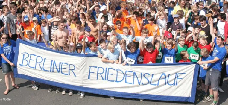 Bild: Für den Frieden laufen - 5. Berliner Friedenslauf am 25. Juni 2010 am Brandenburger Tor/ Straße des 17. Juni