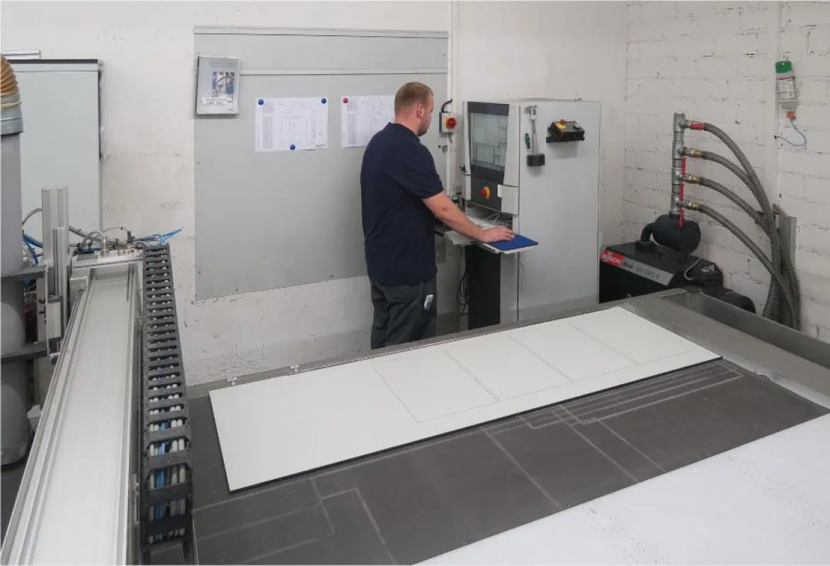 Auf dieser CNC-Fräsmachine werden bei ASSTEC alle HPL-Platten gefräst oder graviert