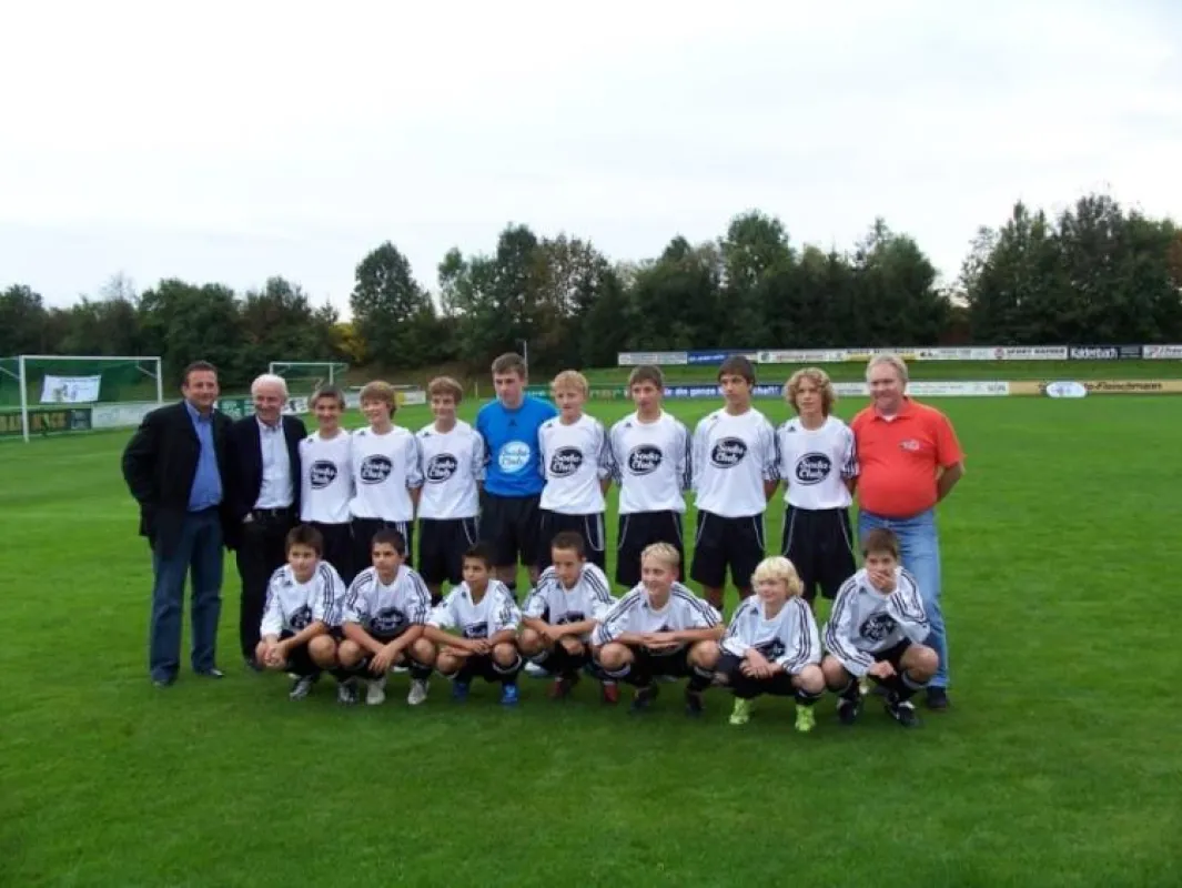 C-Juniorenmannschaft des 1. FC Altdorf, die neben dem Coaching mit Trapattoni auch ein komplettes Soda-Club Mannschafts-Trikotset gewonnen hatten