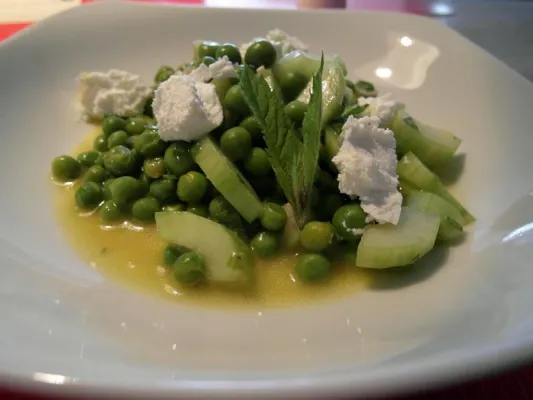 Bild: Schnelles, frisches Sommerrezept: Erbsen-Gurken-Minz-Salat mit Ziegenkäse