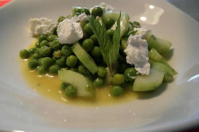 Schnelles, frisches Sommerrezept: Erbsen-Gurken-Minz-Salat mit Ziegenkäse Bild: Schnelles, frisches Sommerrezept: Erbsen-Gurken-Minz-Salat mit Ziegenkäse