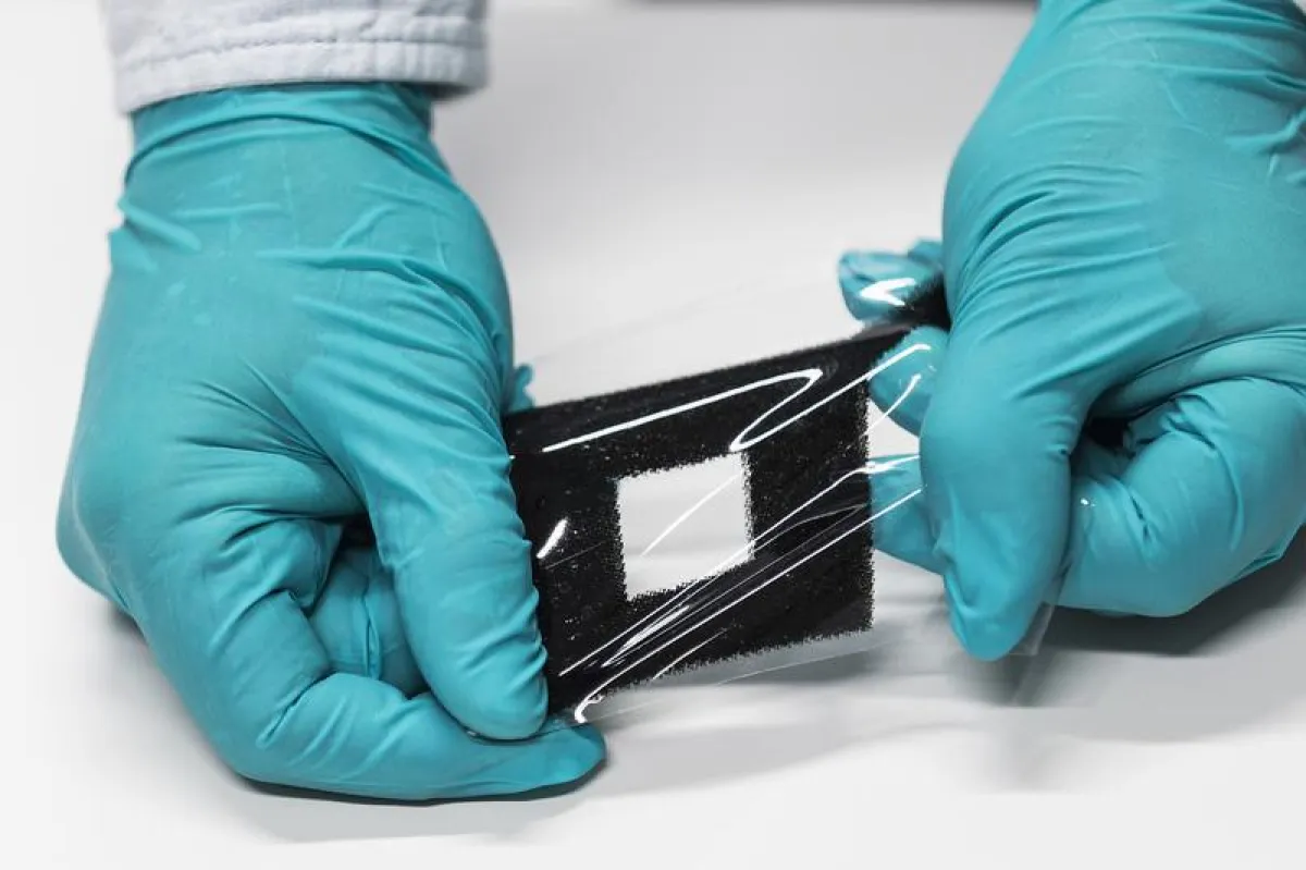 The proximity sensor can adapt well to large, flexible surfaces due to its elastic design. (Fraunhofer IPA, Rainer Bez)