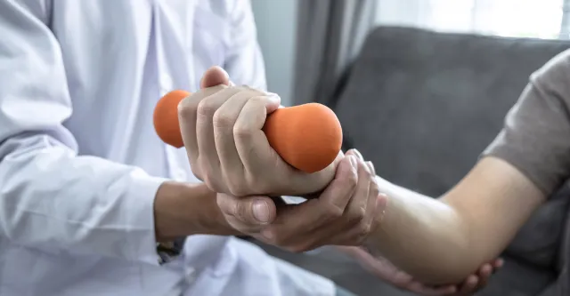 Bild: Intelligente Therapiesteuerung in der Handrehabilitation