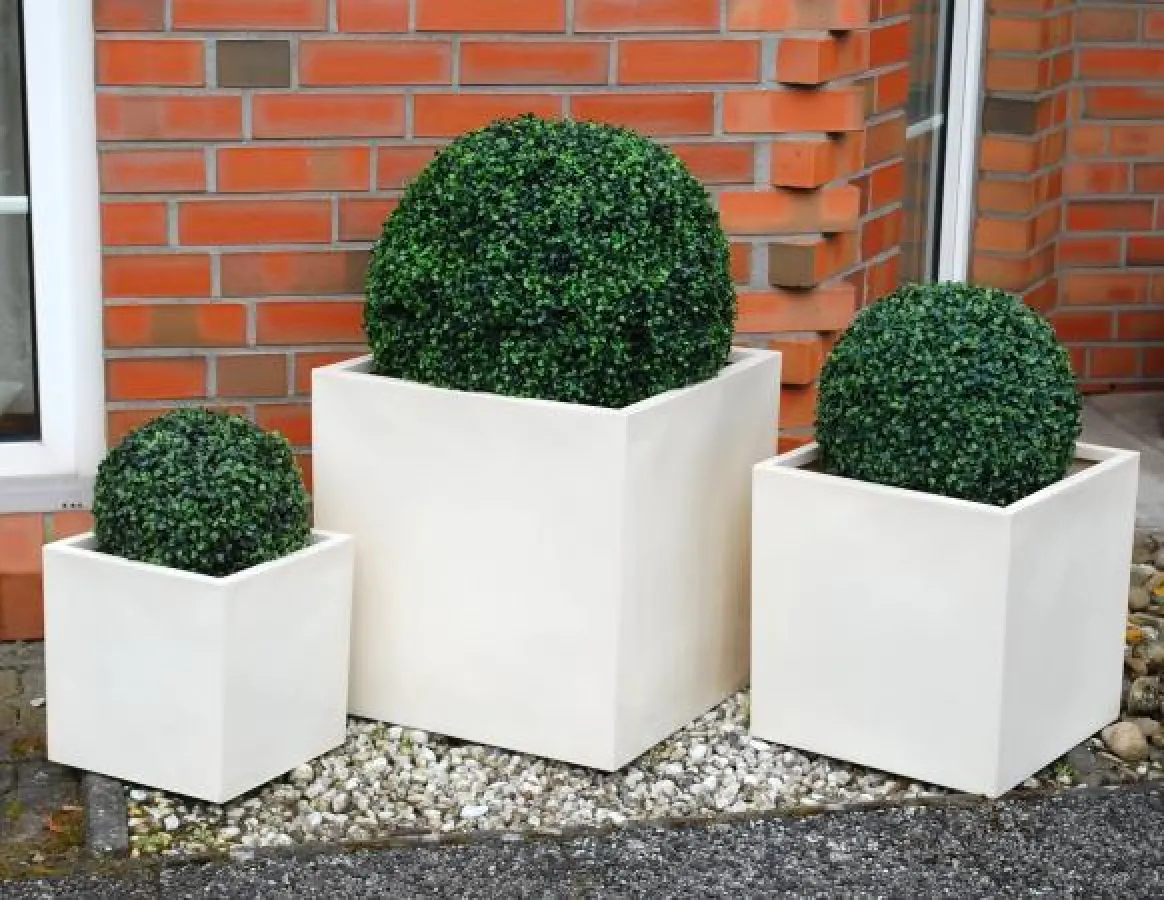 Die Pflanzkübel aus Fiberglas wurden mit Kunstharz ohne Gesteinsbeimischung verwendet, wodurch ein Aufsaugen von Feuchtigkeit verhindert und der Kübel vor Frostschäden geschützt wird.
