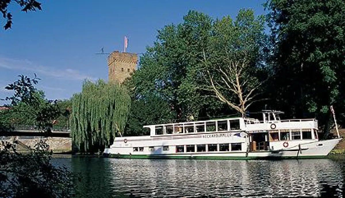 Mit dem Neckarbummler geht es zum Heilbronner Hafen