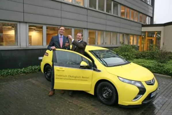Bild: Der Umwelt zuliebe: NWB-Geschäftsführer fährt "Ampera"