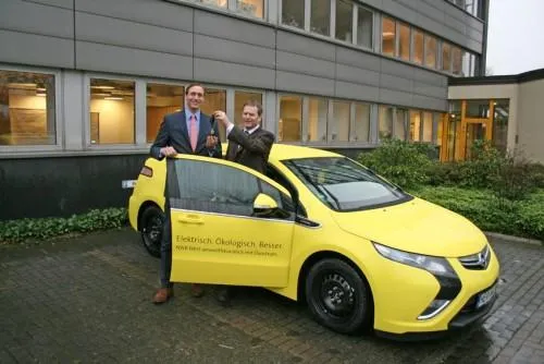 Bild: Der Umwelt zuliebe: NWB-Geschäftsführer fährt "Ampera"