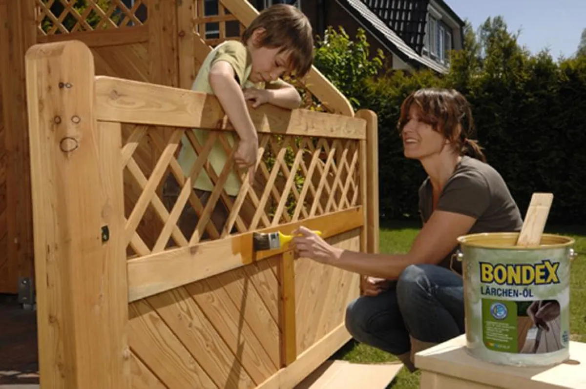 Ein auf den Holzfarbton abgestimmtes Bondex Holz-Öl schützt das Holz vor Witterungseinflüssen.