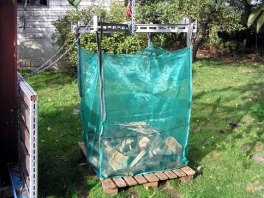 Bild: Praktisch für den Holzhandel: »Holzbag Net« komplett aus Netzgewebe – auch zum Trocknen von Scheitholz